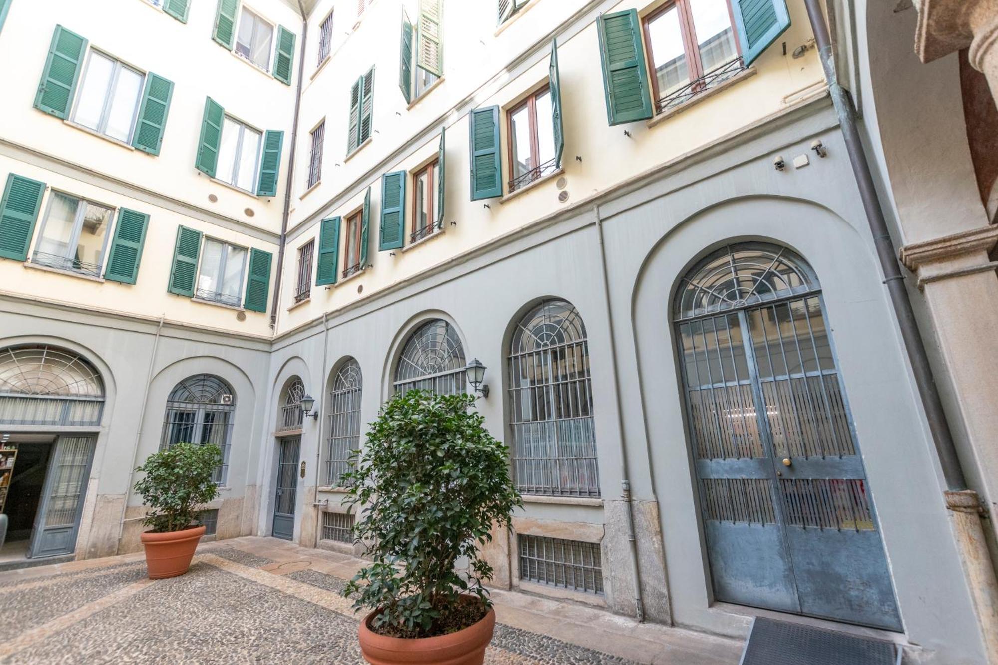 Luxury Apartment Near Duomo Italia 38 Милан Экстерьер фото